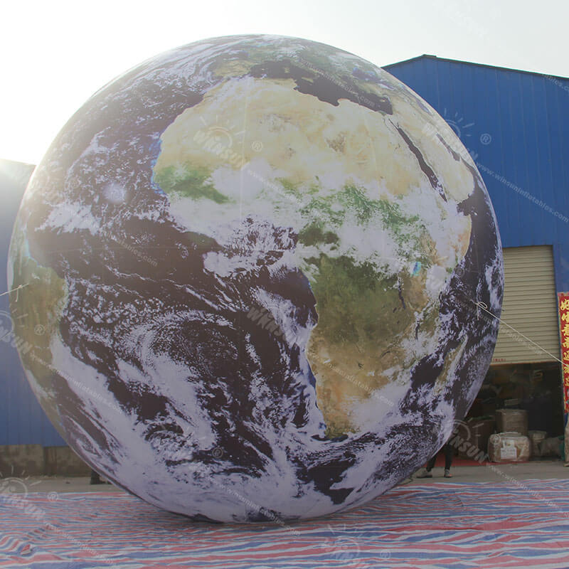 Globe gonflable en terre naturelle