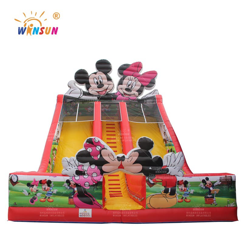 Toboggan gonflable géant Mickey Mouse