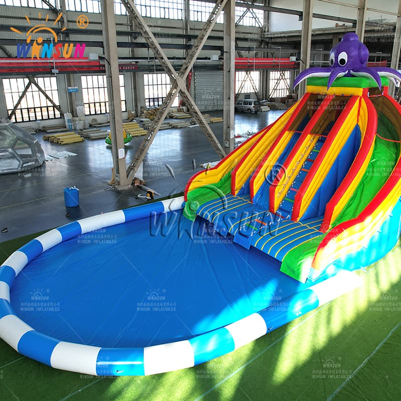 Toboggan gonflable en forme de poulpe avec piscine extérieure