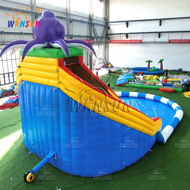 Toboggan gonflable en forme de poulpe avec piscine extérieure