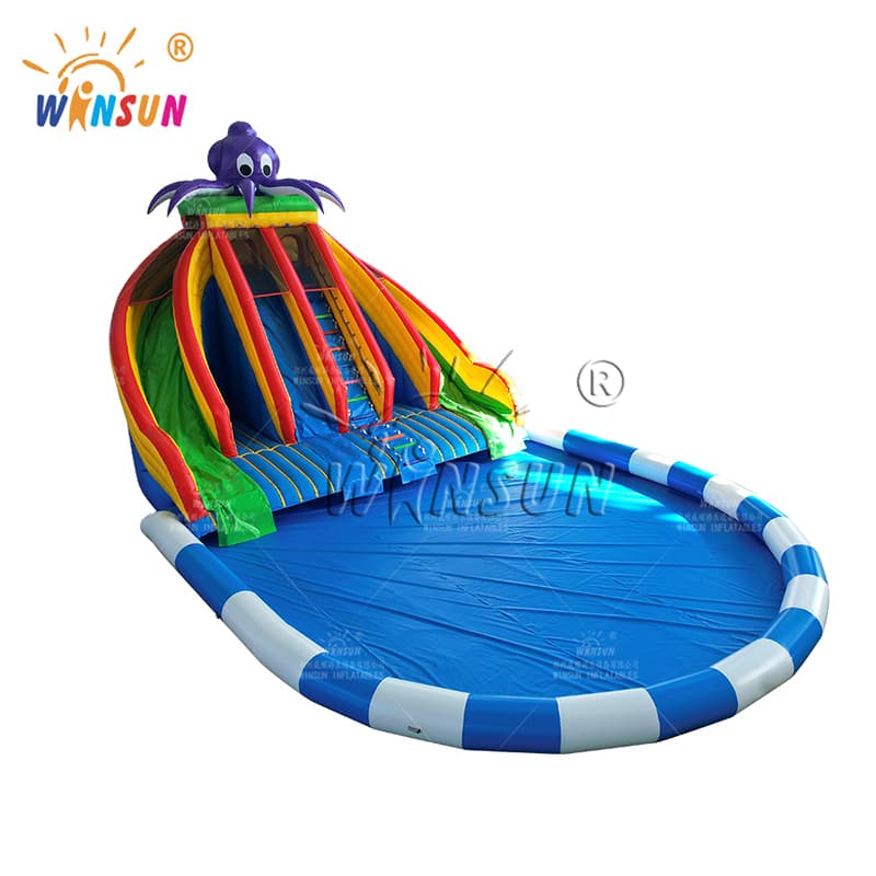 Toboggan gonflable en forme de poulpe avec piscine extérieure