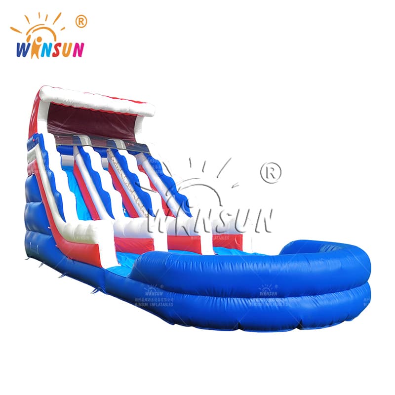 Toboggan aquatique gonflable rouge, blanc et bleu