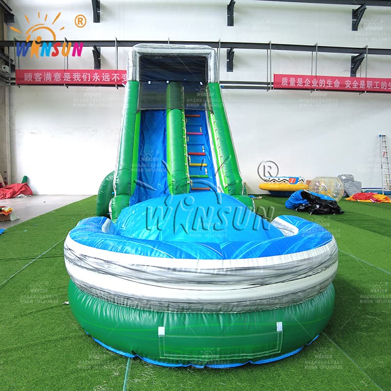 Toboggan aquatique gonflable en marbre vert