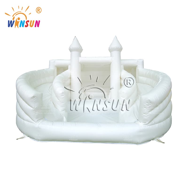 Toboggan aquatique gonflable blanc avec piscine