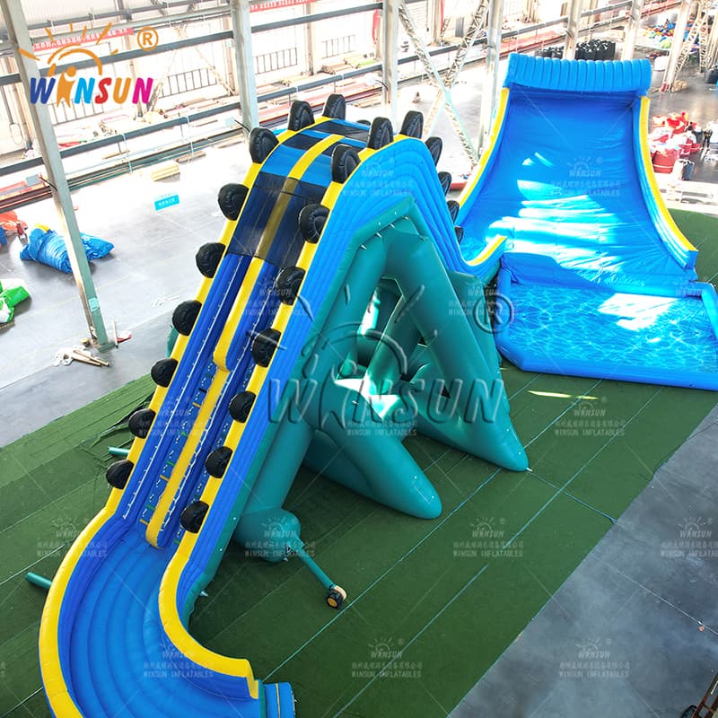 Parc aquatique géant avec toboggan aquatique extrêmement amusant